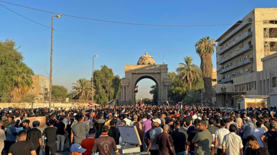 Crise politique en Irak: des manifestants pro-Sadr investissent bri&egrave;vement le Parlement