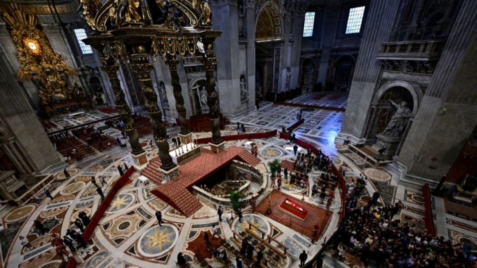 Casi 20.000 fieles despiden al papa Francisco en inicio de capilla ardiente