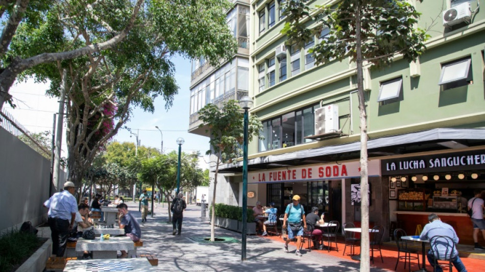 "Titán de la literatura", lamentan los lectores del nobel Vargas Llosa