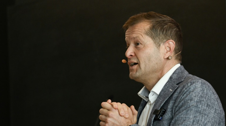 Ferenc Krausz vom Max-Planck-Institut unter drei Tr&auml;gern des Physik-Nobelpreises