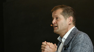 Ferenc Krausz vom Max-Planck-Institut unter drei Tr&auml;gern des Physik-Nobelpreises