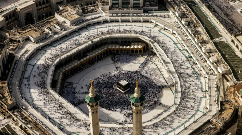 Pilgrims come together in Mecca under scorching desert heat