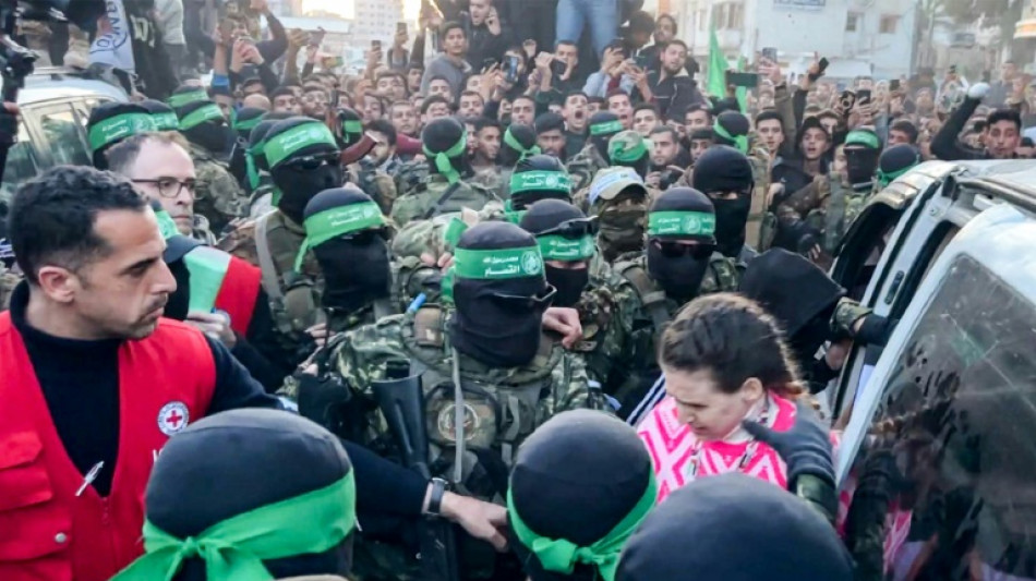 Multid&atilde;o, caos e homens armados na entrega das ref&eacute;ns em Gaza