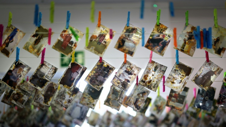 Apr&egrave;s les inondations de Valence, des milliers de photos sauv&eacute;es de la boue