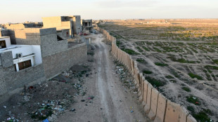 Vestige de la guerre, un mur &eacute;trangle encore une ville d'Irak