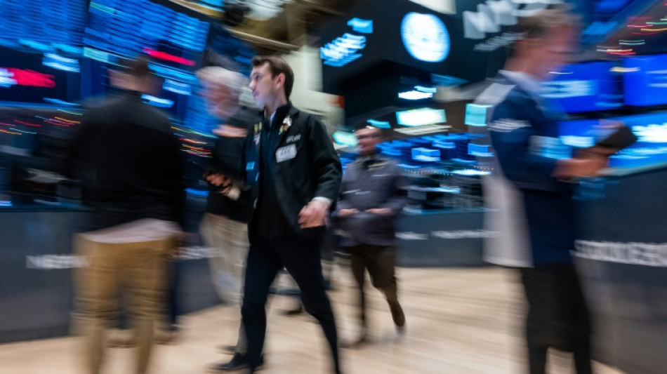 Wall Street d&eacute;bute dans le rouge, les taux obligataires grimpent