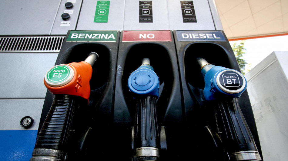 Mimit, proseguono i ribassi. Self benzina a 1,804 euro al litro, gasolio a 1,882