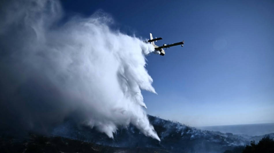 Gr&egrave;ce: violent incendie pr&egrave;s d'Ath&egrave;nes, des dizaines d'&eacute;vacuations