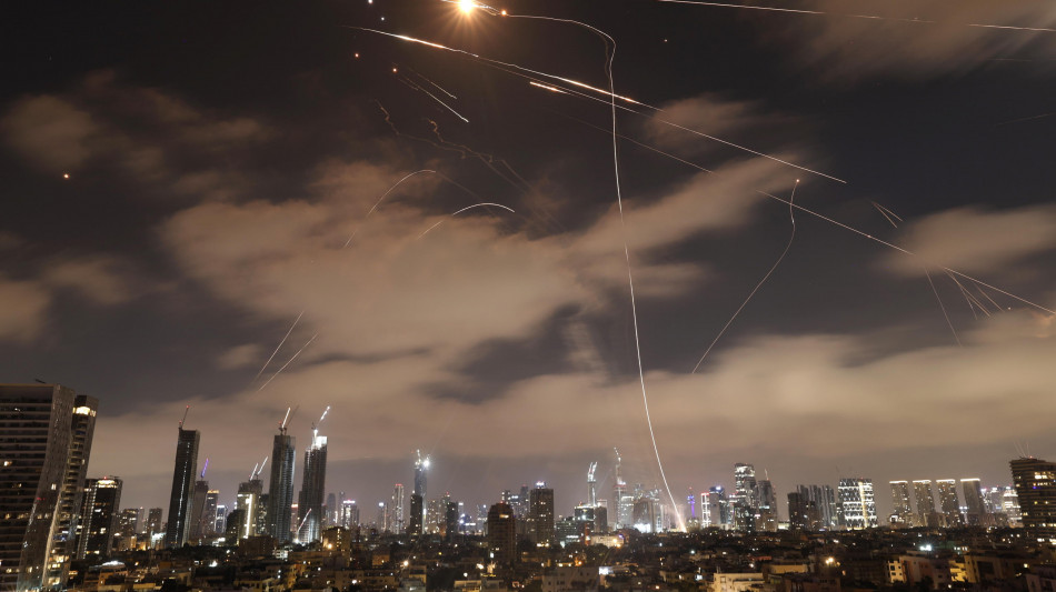 Notte di attacchi iraniani in Israele, 8 morti e 200 feriti
