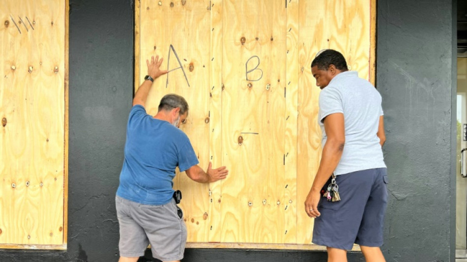 Bermudas almacena agua y alimentos ante la llegada del hurac&aacute;n Fiona 