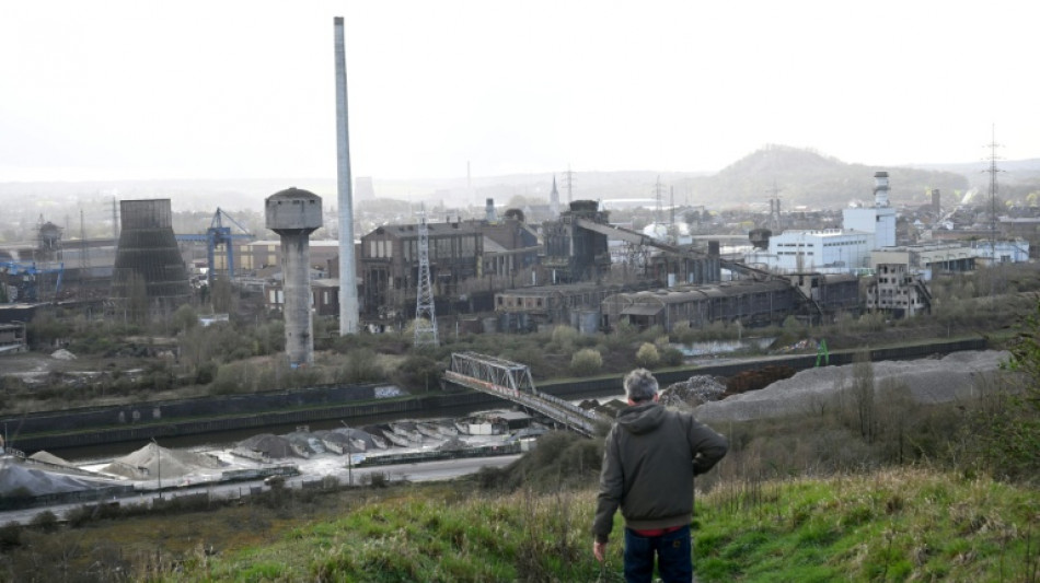 Au pied des terrils, les vestiges industriels de Charleroi attirent les fans d'"urbex"