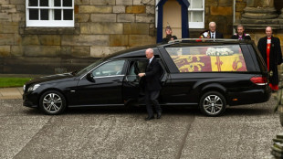 Silence &eacute;mu et applaudissements aux passage du cercueil de la reine
