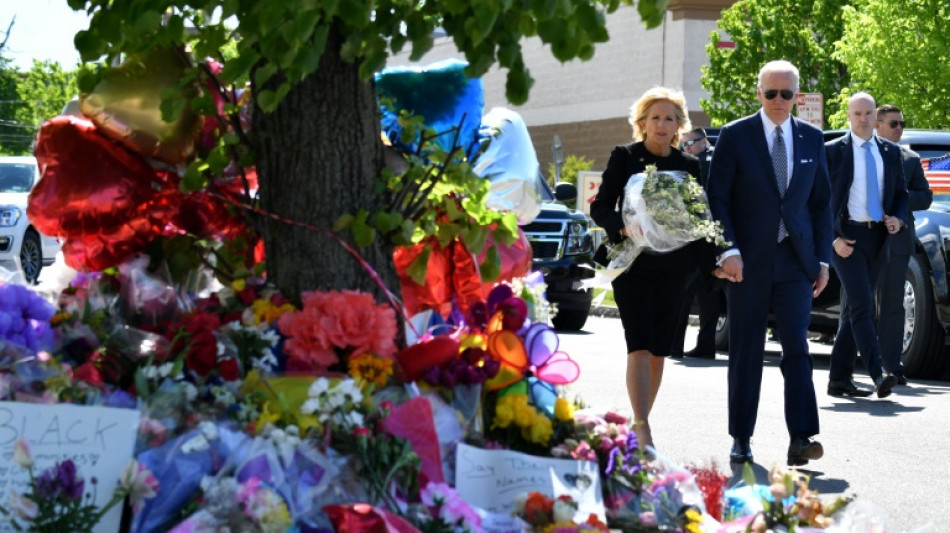 Flores blancas y se&ntilde;al de la cruz: los Biden visitan el lugar de la matanza racista de Buffalo