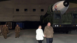 En Cor&eacute;e du Nord, Kim d&eacute;voile sa fille au monde lors d'un test de missile