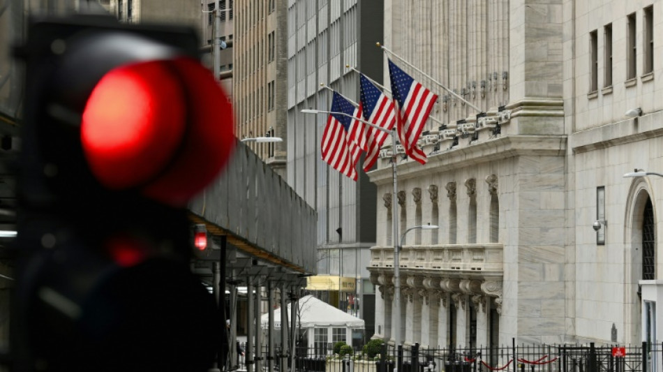Wall Street cl&ocirc;t en forte baisse apr&egrave;s la BCE et avant l'inflation am&eacute;ricaine