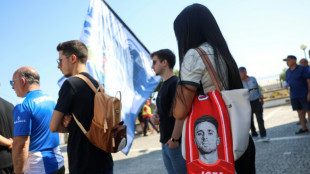 Dezenas de pessoas prestam homenagem a Diogo Jota em Portugal