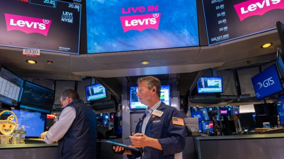 Wall Street ouvre en ordre dispers&eacute;, les r&eacute;sultats surprennent encore favorablement