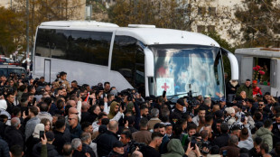 Bus mit freigelassenen Pal&auml;stinensern verl&auml;sst israelisches Ofer-Gef&auml;ngnis