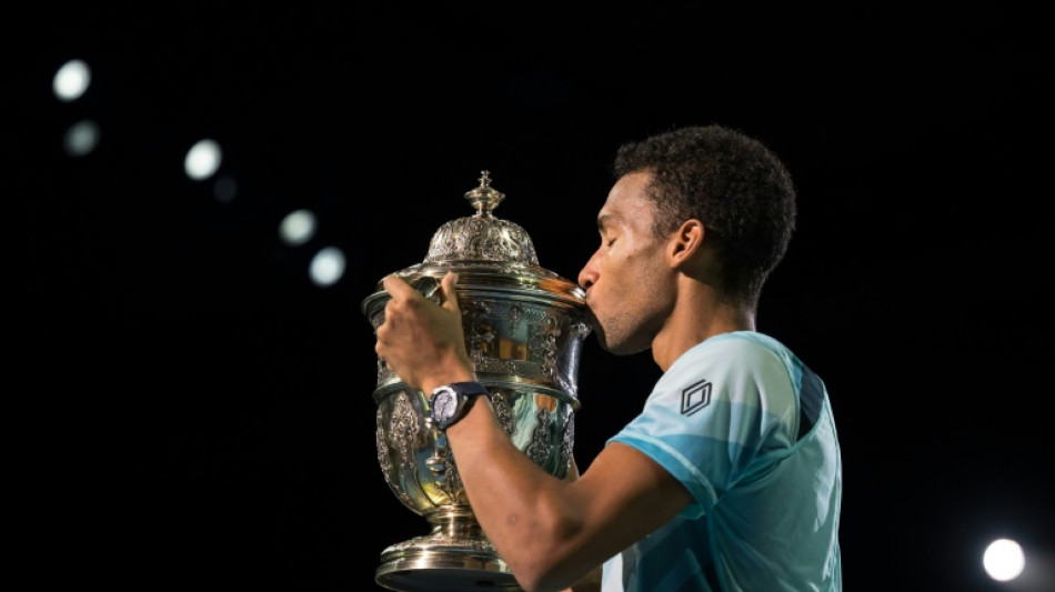 Auger-Aliassime revalida el t&iacute;tulo en Basilea tras superar a Hurkacz