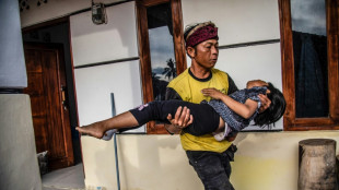 Les secours &agrave; la recherche de survivants apr&egrave;s le s&eacute;isme en Indon&eacute;sie qui a fait 162 morts