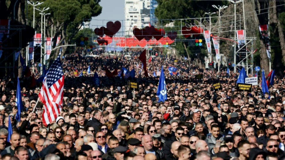 Tausende fordern bei Demonstrationen R&uuml;cktritt von Albaniens Regierungschef Rama