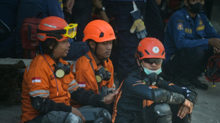 Sin señales de vida de 59 personas bajo los escombros de la escuela derrumbada en Indonesia