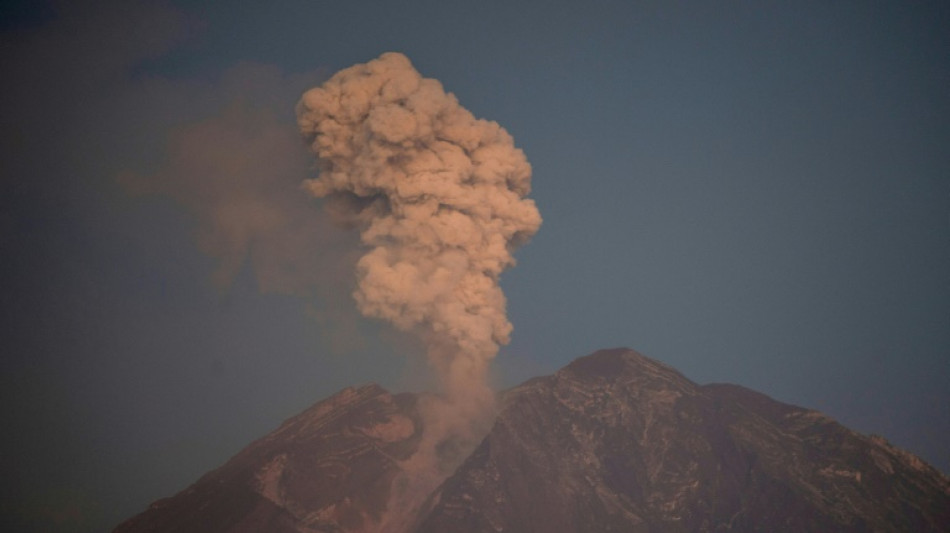 Siguen las evacuaciones en Indonesia por la erupci&oacute;n del volc&aacute;n del Monte Semeru