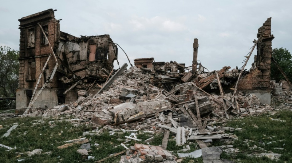 A Bilogorivka, au coeur de la bataille du Donbass, ruines fumantes et civils abandonn&eacute;s  