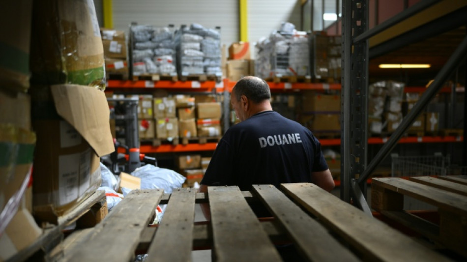 Les eurod&eacute;put&eacute;s autorisent les frais de traitement sur les petits colis