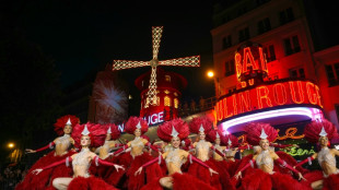 Cancan und Feuerwerk: Windm&uuml;hlenfl&uuml;gel des Pariser Moulin Rouge drehen sich wieder