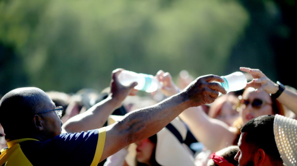 &Aacute;gua engarrafada cont&eacute;m centenas de milhares de pequenos fragmentos de pl&aacute;stico, diz estudo