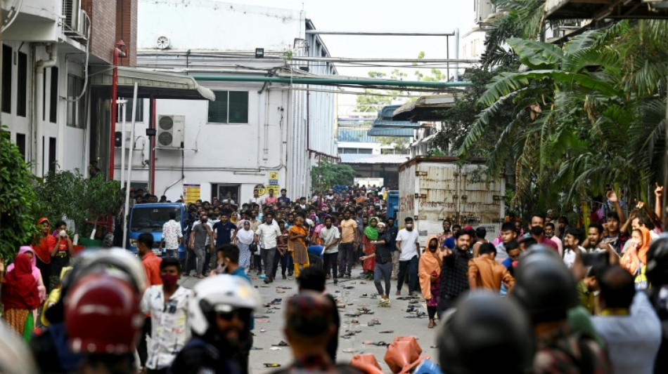 Bangladesh: affrontements entre la police et des milliers d'ouvriers du textile mobilis&eacute;s pour leurs salaires  