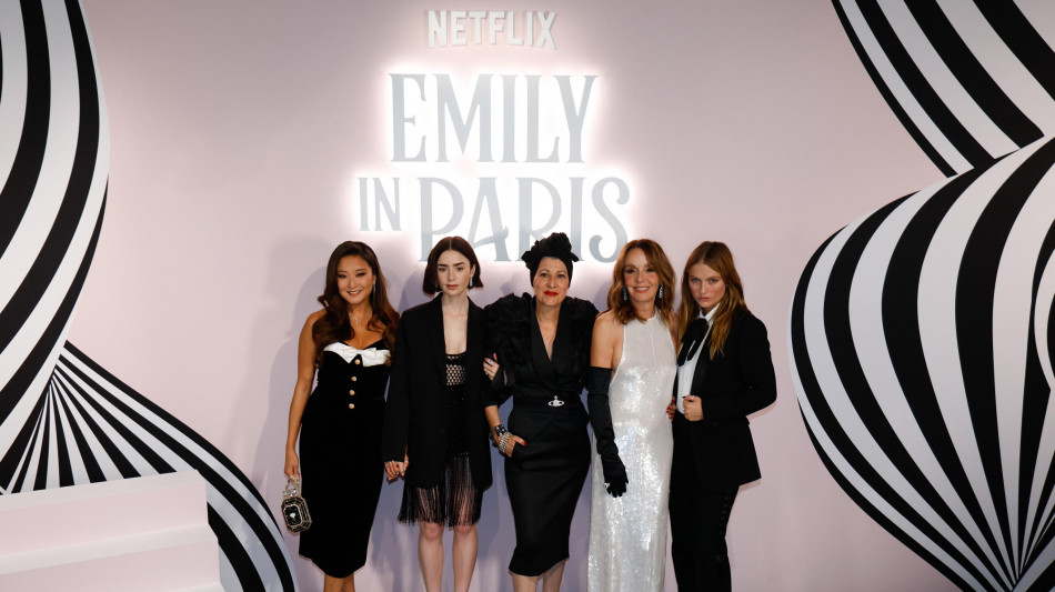 Tragedia sul set di Emily in Paris, muore assistente regia