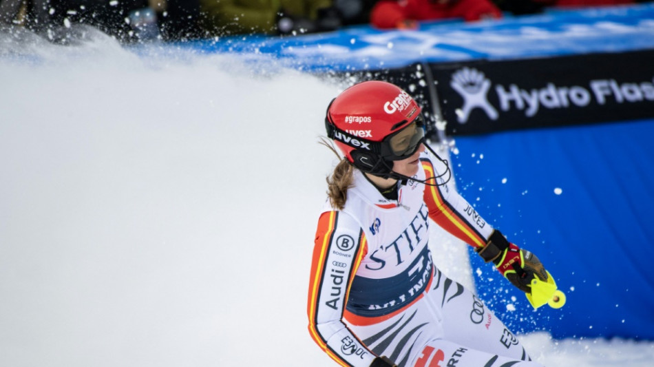 D&uuml;rr hauchd&uuml;nn am Slalom-Podest vorbei