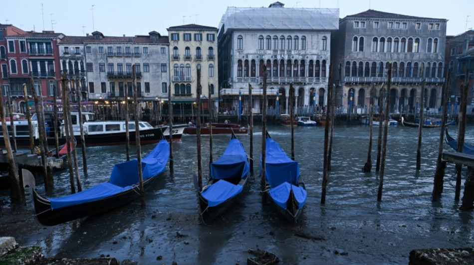 Un fen&oacute;meno de bajas mareas seca los canales de Venecia