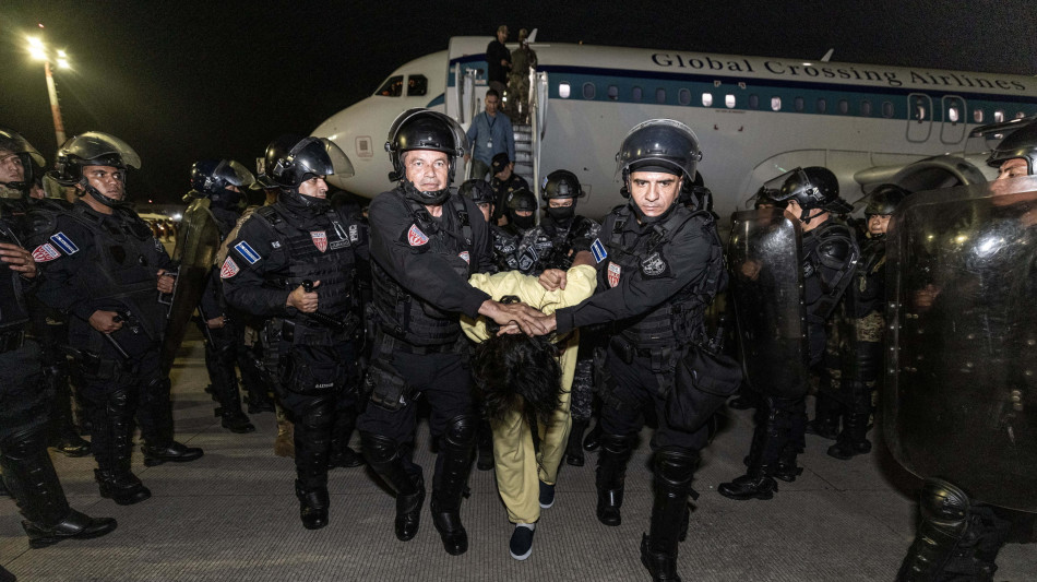 Trump sfida i giudici e deporta altri immigrati in Salvador