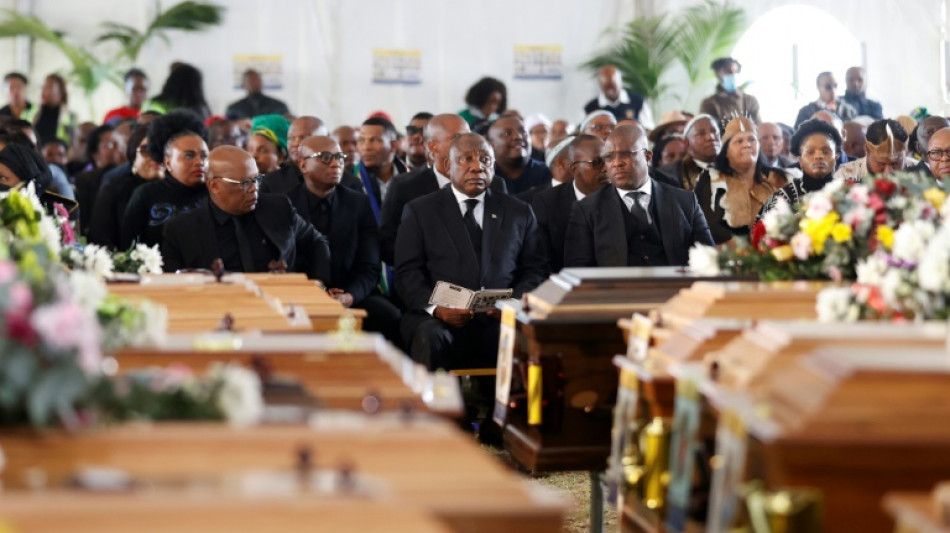 Sud&aacute;frica se despide de los 21 j&oacute;venes muertos en tragedia misteriosa en un bar