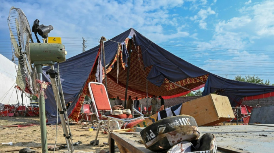 Sobe para 54 o balan&ccedil;o de mortos do atentado reivindicado pelo EI no Paquist&atilde;o