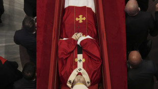 La bara del Papa in basilica a terra, non sul catafalco