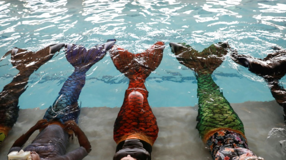 Una escuela en Sud&aacute;frica ense&ntilde;a a nadar como las sirenas 