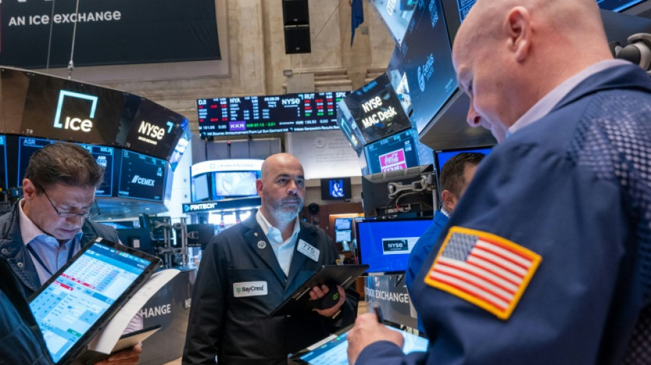 Wall Street ouvre en ordre dispers&eacute; apr&egrave;s des r&eacute;sultats mitig&eacute;s