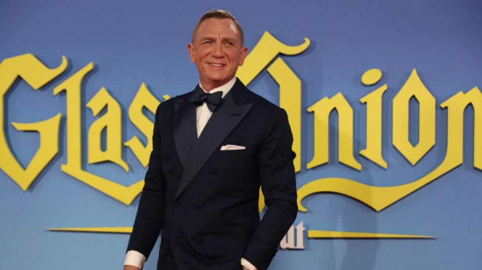 El actor Daniel Craig recibe la misma condecoraci&oacute;n que James Bond