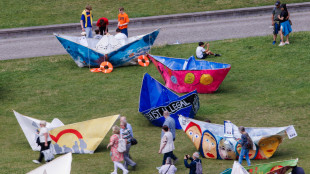 Cento barche di carta davanti al Pe in solidariet&agrave; ai rifugiati