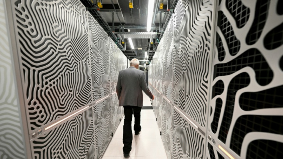 Europa inaugura un potente superordenador para remontar en la carrera por la IA