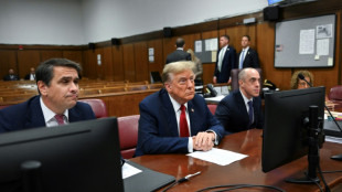 Ex-presidente e candidato Donald Trump se senta no banco dos r&eacute;us