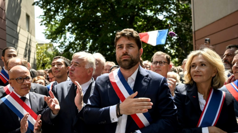 Frankreichs Pr&auml;sident Macron trifft von Ausschreitungen betroffene B&uuml;rgermeister