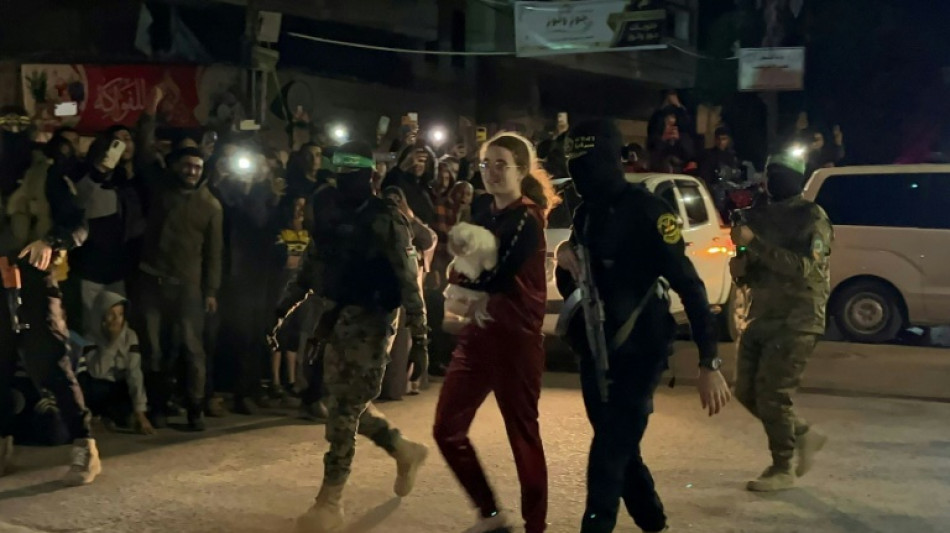 Otages: l'adolescente, les hommes arm&eacute;s et le petit chien