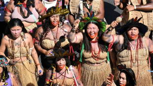 Miles de mujeres ind&iacute;genas marchan en Brasilia contra l&iacute;mites sobre sus tierras
