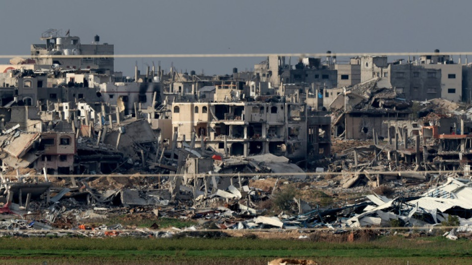 Israel mant&eacute;m bombardeio a Gaza, aonde chegam rem&eacute;dios para os ref&eacute;ns