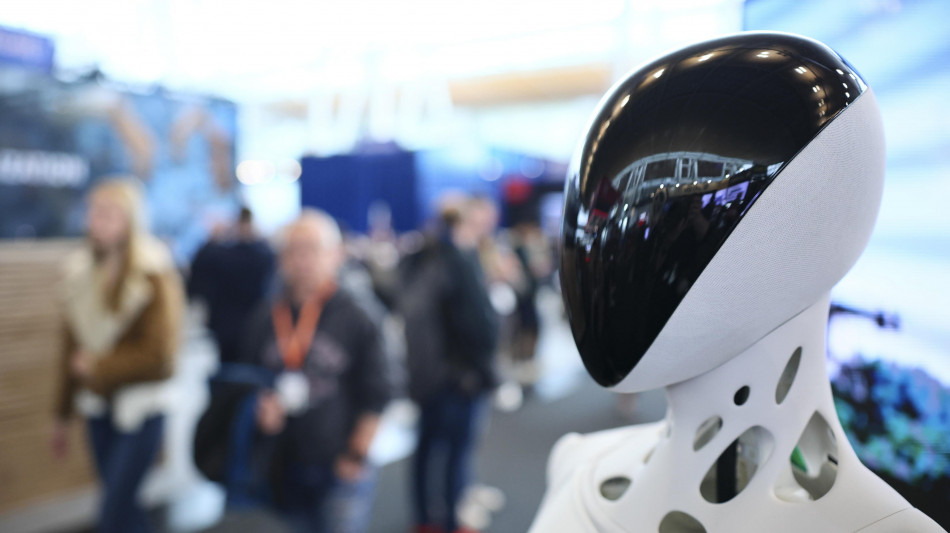 Lavoratori preoccupati per l'IA, 4 su 10 temono di essere sostituiti